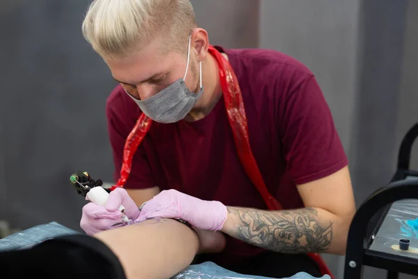 Artista Tatuagem Profissional Homem Luvas Rosa Faz Uma Tatuagem Salão — Fotografia de Stock