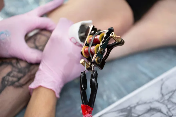 Närbild Tatueringsmaskinen Tatuering Manlig Mästare Mask Och Handskar Skapar Ett — Stockfoto