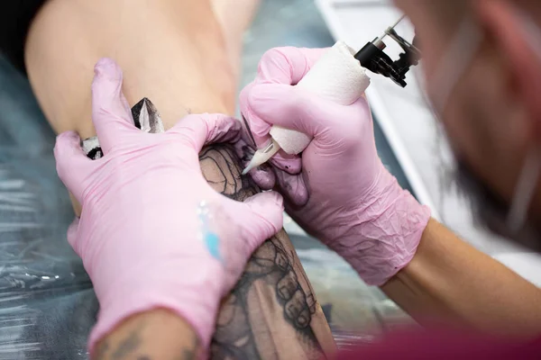 Tattoo Master Draws White Paint Clients Tattoos — Stock Photo, Image