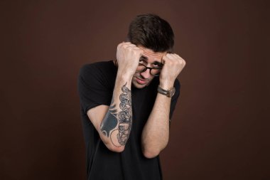 Adam korkudan korkuyor.