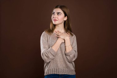 Mutlu, güzel bir kadın, kenara bakar, kalın bir kazak giyer, yakışıklı bir erkekle çıkma hayali kurar.