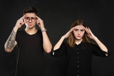 Kadın ve erkek birbirlerine karşı stresli ve kızgın hissediyorlar, tartışmadan sonra konuşmuyorlar, gençler kavga ediyor, aile krizi ve ilişki sorunları var.