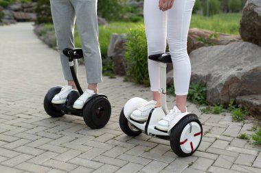 Şehirdeki hava kaykayında birlikte rahatlamak için uçan kadın ve erkeğin bacakları.