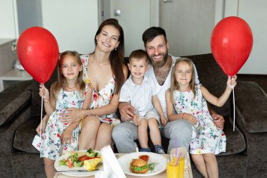 Otelde aile kahvaltısı.