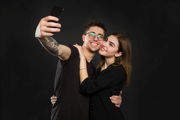 Jovem Feliz Casal Amoroso Fazendo Selfie Sorrindo Enquanto Está Contra — Fotografia de Stock