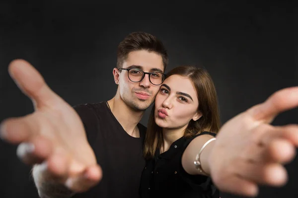 Jovem Feliz Casal Amoroso Fazendo Selfie Sorrindo Enquanto Está Contra — Fotografia de Stock