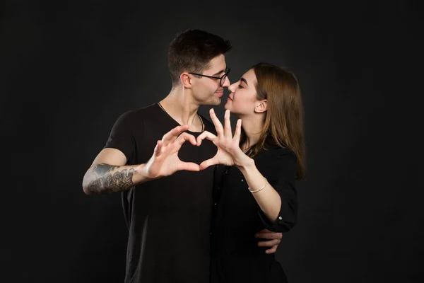 Aşık Mutlu Çift Parmaklarıyla Kalp Gösteriyor Elleriyle Kalp Şekillendiren Çiftin — Stok fotoğraf
