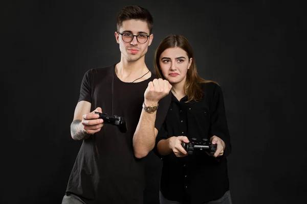 Belo Jovem Casal Jogando Videogames Com Joysticks Juntos Isolados Fundo — Fotografia de Stock