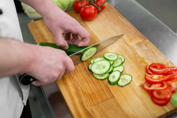 Küchenchef Schneidet Frisches Und Köstliches Gemüse Für Einen Gemüsesalat — Stockfoto