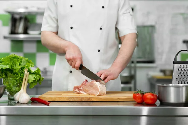 Chef Cortando Carne Una Tabla Madera — Foto de Stock