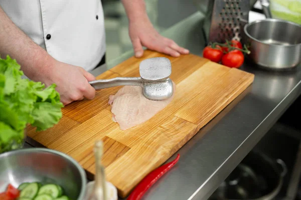 Koch Schlägt Eine Hühnerbrust Mit Einem Hammer Aus Nächster Nähe — Stockfoto