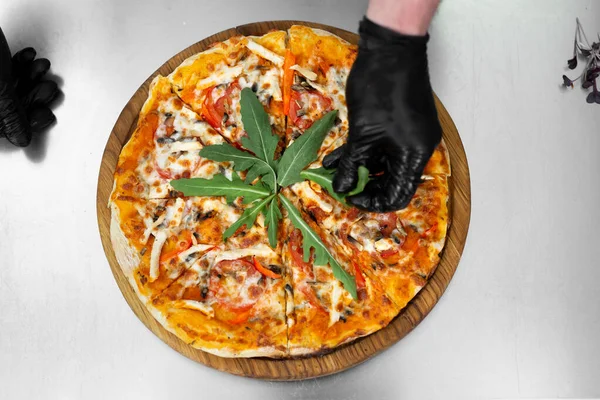 Close Dos Chefs Luva Mãos Decorando Pizza Com Verduras Arugula — Fotografia de Stock