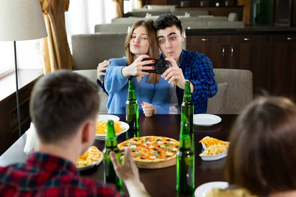Grupo Companhia Jovens Amigos Bebem Cerveja Comem Pizza Conversam Riem — Fotografia de Stock