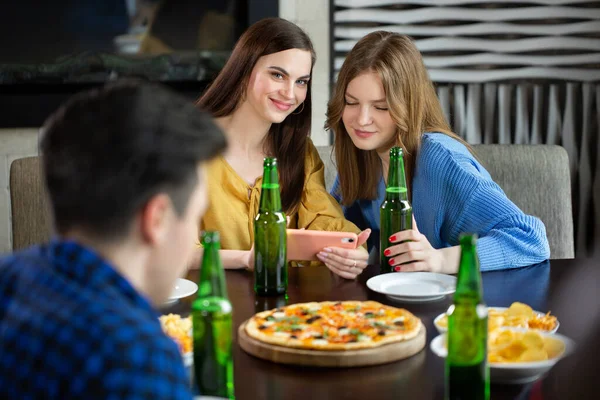 Друзья Выпивающие Баре Сидят Деревянным Столом Пивом Пиццей — стоковое фото