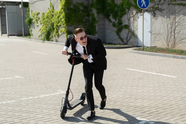 Homem Terno Negócios Está Divertindo Rindo Perto Uma Scooter Elétrica — Fotografia de Stock