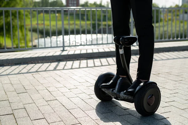 Чоловічі Ноги Їздять Електричному Ховерборді Парку — стокове фото