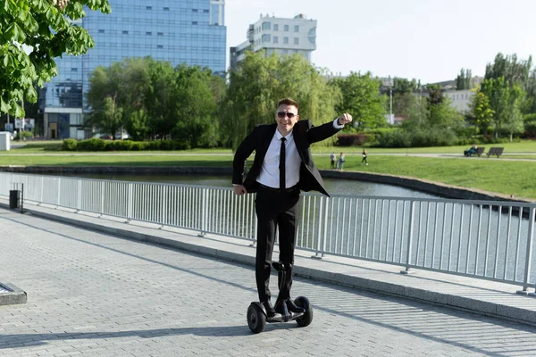 Empresário Terno Preto Monta Uma Scooter Giroscópio Diverte — Fotografia de Stock