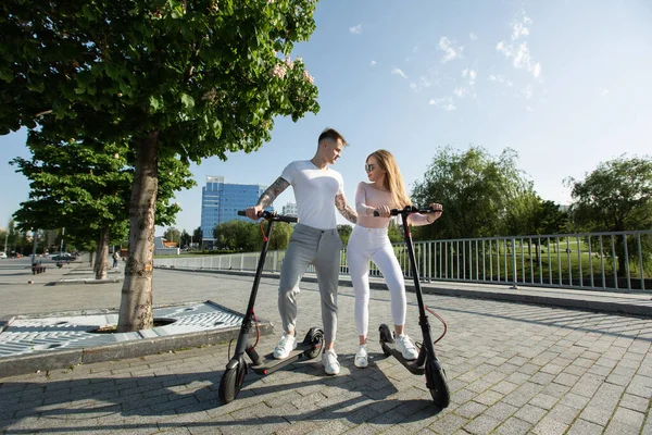 Par Atraente Amantes Montam Scooters Elétricos Olham Para Outro — Fotografia de Stock