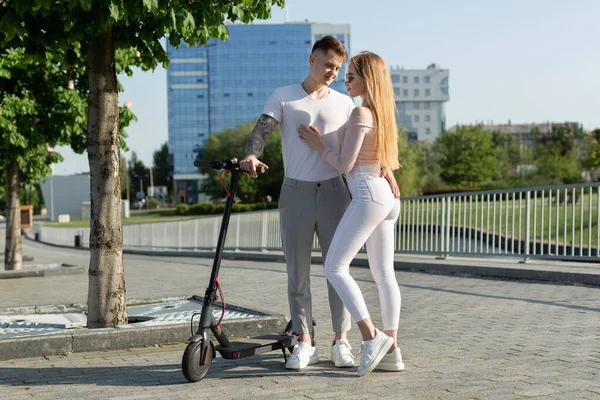 Par Atraente Amantes Montam Scooters Elétricos Olham Para Outro — Fotografia de Stock