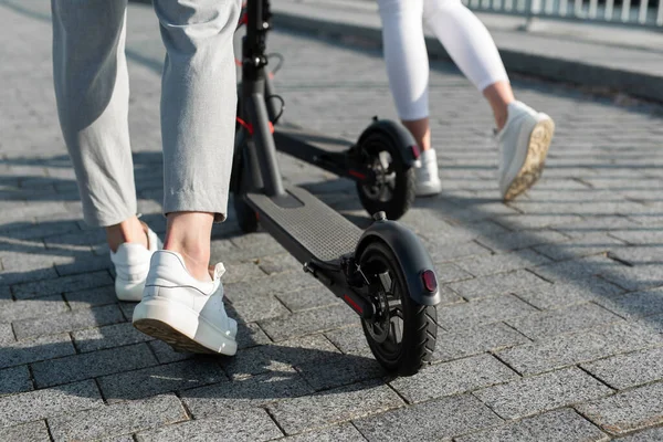 Par Homens Mulheres Estão Andando Parque Empurrando Scooters Elétricos — Fotografia de Stock