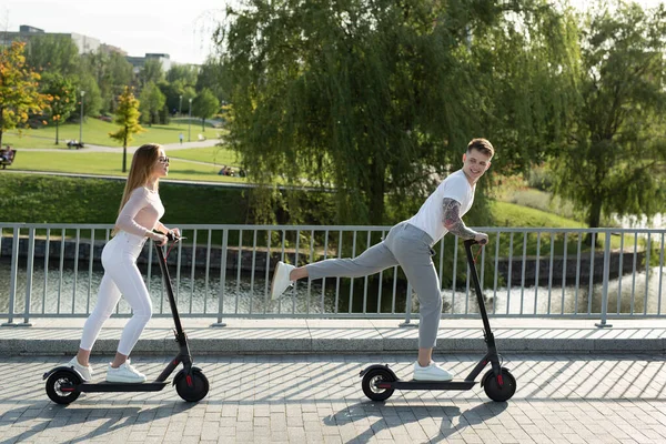 Young Couple Vacation Having Fun Driving Electric Scooter Park — Stock Photo, Image