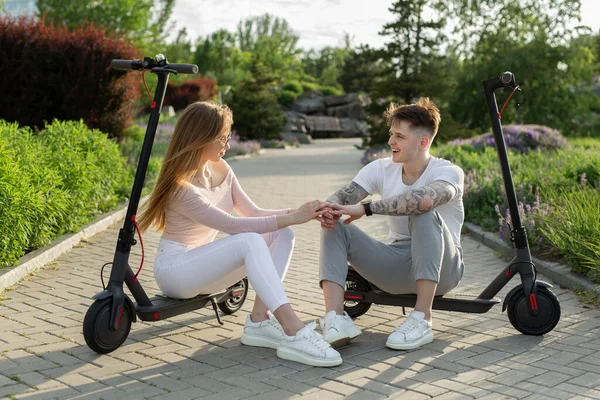 Homem Uma Mulher Sentam Scooters Elétricos Parque — Fotografia de Stock