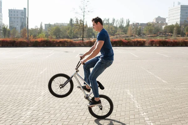 Nastoletnich Bmx Rider Jest Wykonywanie Trików Skateparku — Zdjęcie stockowe
