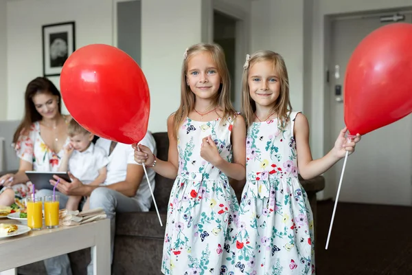 Zwei Zwillingsschwestern Posieren Mit Luftballons Hintergrund Der Familie Wer Hotelzimmer — Stockfoto