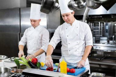Restoran Yoğun Mutfak, Aşçılar ve Aşçılar Tabakları Üzerinde Çalışıyor