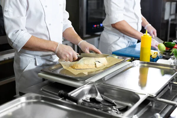 Köche Bereiten Mahlzeiten Der Küche — Stockfoto