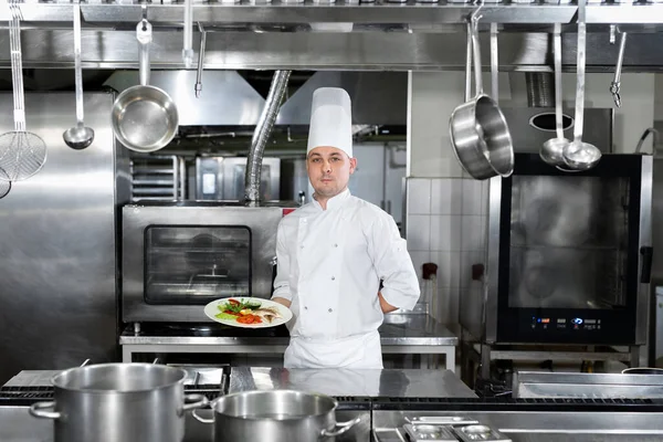 Chef Ristorante Tiene Piatto Con Piatto Pronto — Foto Stock