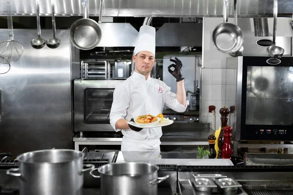 Chef Del Ristorante Tiene Piatto Con Piatto Pronto Mostra Segno — Foto Stock