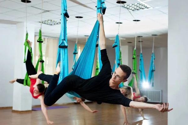 Luchtyoga Een Hangmat Een Atletische Man Voert Zwaartekracht Yoga Stretching — Stockfoto