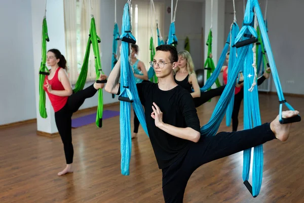 Een Groep Jongeren Die Yoga Beoefenen Hangmat Een Sportschool Fitness — Stockfoto