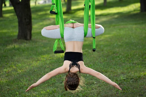 Bambina Che Esercizi Yoga Con Amaca Nel Parco — Foto Stock