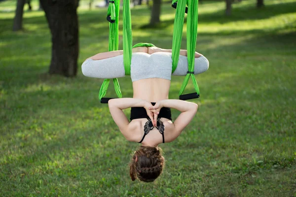 Kleines Mädchen Macht Yoga Übungen Mit Hängematte Park — Stockfoto