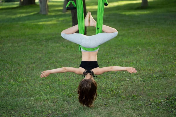 Bambina Che Esercizi Yoga Con Amaca Nel Parco — Foto Stock