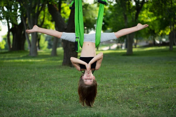Niña Haciendo Ejercicios Yoga Con Una Hamaca Parque —  Fotos de Stock