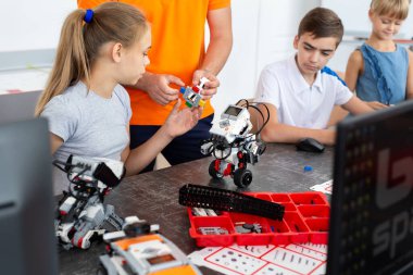 Sınıftaki robotik sınıfındaki çocuklar.