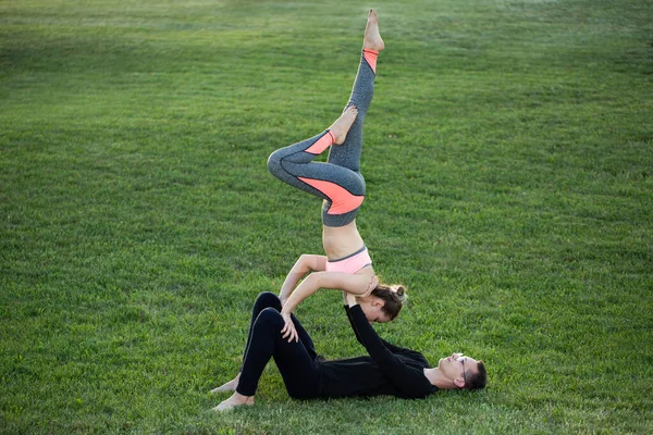 Couple Practices Acro Yoga Park Grass — Stock Photo, Image