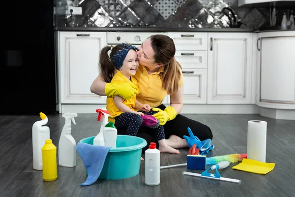 Glückliche Mutter Und Ihre Tochter Umarmen Sich Beim Putzen Der — Stockfoto