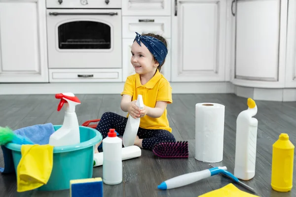Small Girl Plays Spray Gun While Cleaning Kitchen — Stock Photo, Image
