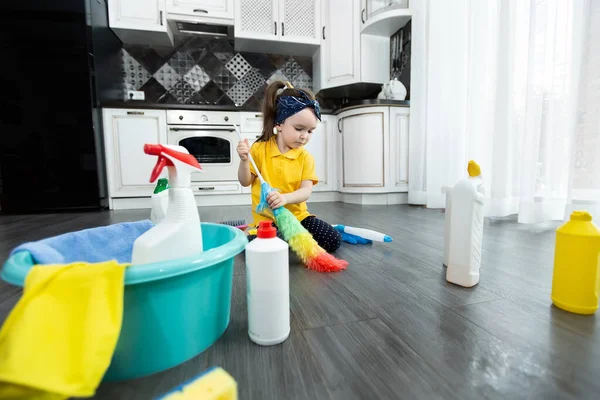 Mutfakta Toz Fırçası Deterjanı Olan Küçük Bir Hanımı — Stok fotoğraf
