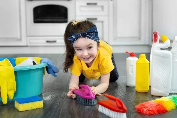 Küçük Bir Kız Mutfakta Temizlik Malzemeleriyle Oynuyor — Stok fotoğraf