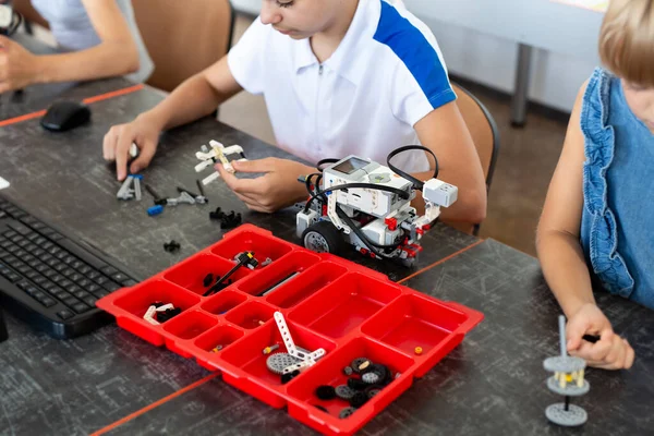 Des Enfants Joyeux Qui Travaillent Sur Projet Technologique École — Photo