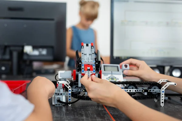 Les Enfants Jouent Avec Robot Dans Une Classe Robotique — Photo