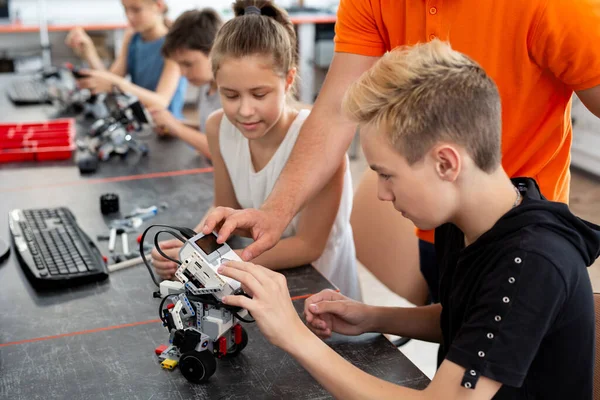 Kinderen Werken Met Leraar Hun Robot Onderwijsproject — Stockfoto