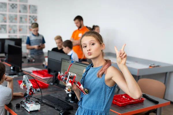 Portret Van Een Gelukkig Schoolmeisje Een Robotklas Heeft Een Robot — Stockfoto