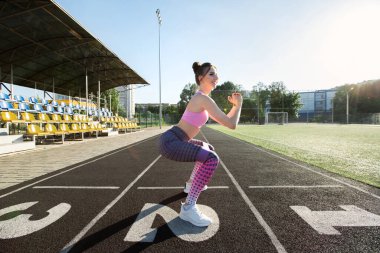 çömelme. güzellik kız yapmak egzersizleri Stadı nda sabah