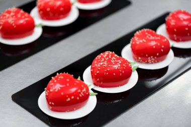 Çilekli pasta güzel siyah bir tabakta.